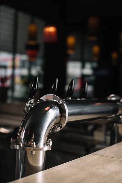 Torneiras de cerveja no balcão do bar no restaurante — Fotografia de Stock