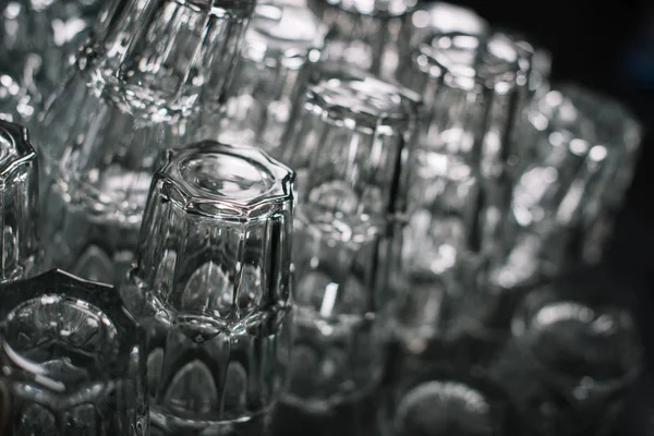 Чисті порожні окуляри для напоїв на купі — стокове фото