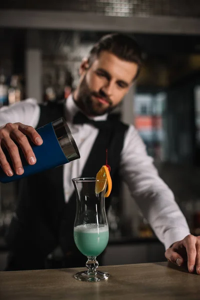 Handsome bartender preparing alcohol cocktail — Stock Photo