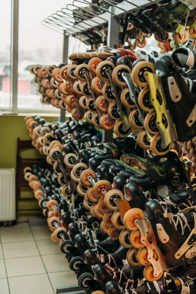 Vue rapprochée des patins à roulettes disposés dans le skate park intérieur — Photo de stock