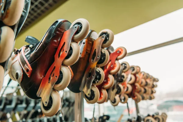 Vista de perto de patins organizados no parque de skate dentro de casa — Fotografia de Stock