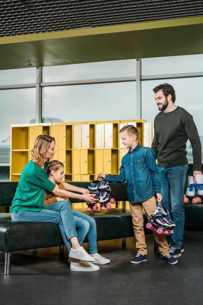 Father and son brought roller skates for family in skate park — Stock Photo