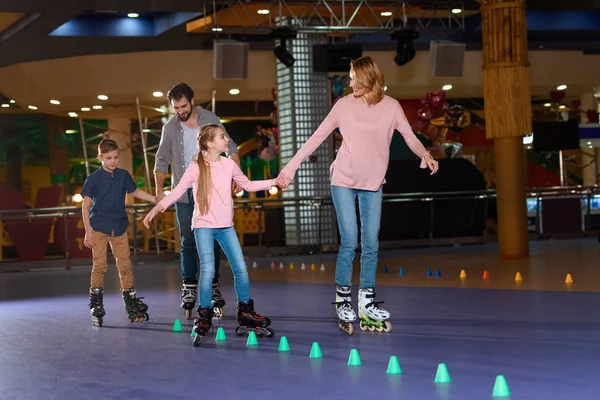 Passer du temps en famille ensemble sur une patinoire avec des cônes — Photo de stock
