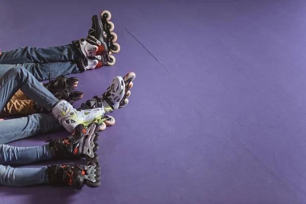 Tiro cortado da família descansando na pista de patinagem após a patinação — Fotografia de Stock