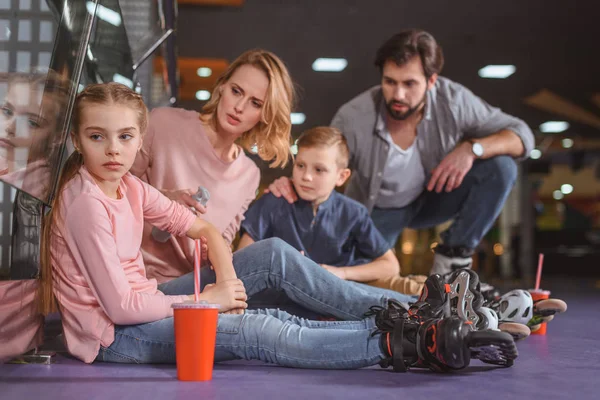 Selective focus of upset girl with family in skate park — Stock Photo