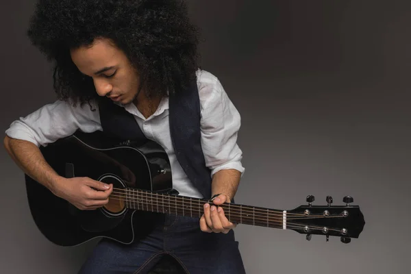 Vista de ángulo alto del músico tocando la guitarra acústica - foto de stock