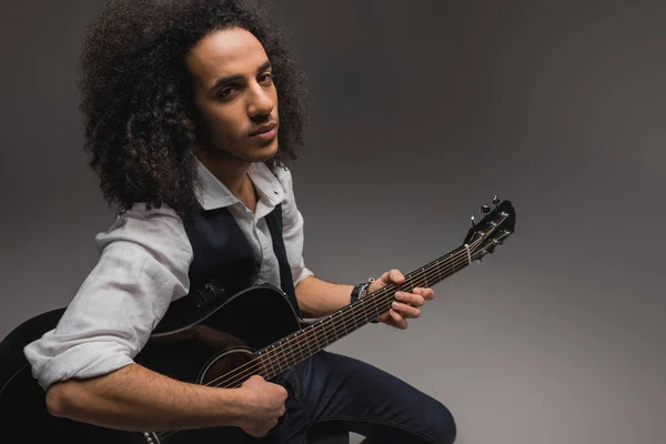 Giovane musicista afroamericano che suona la chitarra acustica — Foto stock