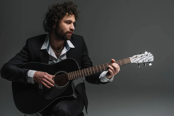 Músico bonito tocando guitarra acústica — Fotografia de Stock