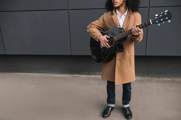 Обрізаний знімок вуличного музиканта, який грає на гітарі на відкритому повітрі — стокове фото