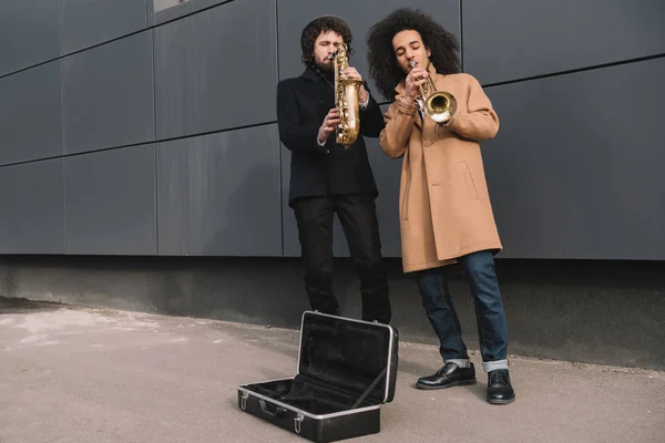 Dueto de músicos de rua tocando trompete e saxofone ao ar livre — Fotografia de Stock