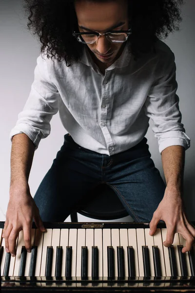 Visão de alto ângulo do jovem músico tocando piano — Fotografia de Stock