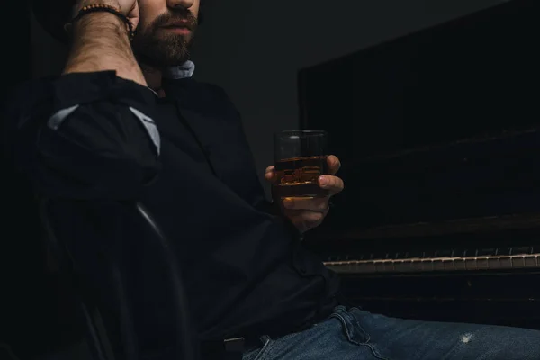 Musician with glass of whiskey — Stock Photo