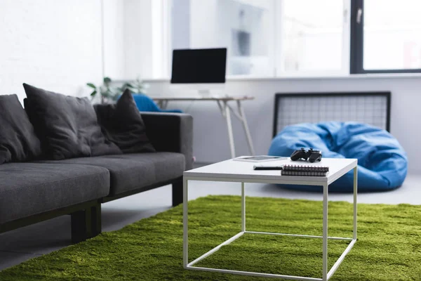 Computer, Sofa und Tische im Wohnzimmer — Stockfoto