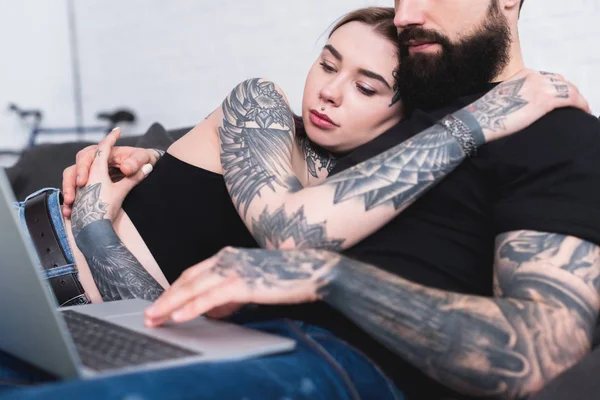 Casal tatuado — Fotografia de Stock