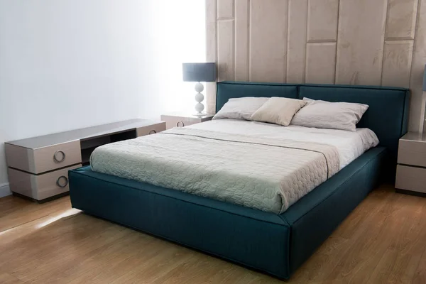 Intérieur de la chambre confortable avec des oreillers sur le lit dans un design moderne — Photo de stock