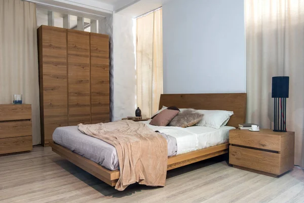 Interior de acogedor dormitorio moderno con armario y cama — Stock Photo