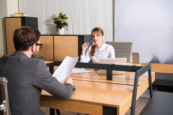 Dos colegas de negocios se reúnen en el lugar de trabajo - foto de stock