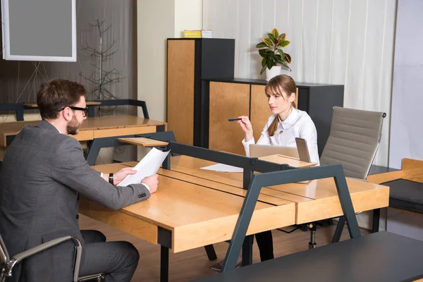 Compañeros de negocios discutiendo en el cargo - foto de stock