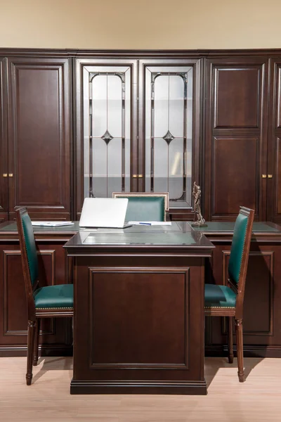 Intérieur de la salle de bureau avec chaises et table dans un design classique — Photo de stock