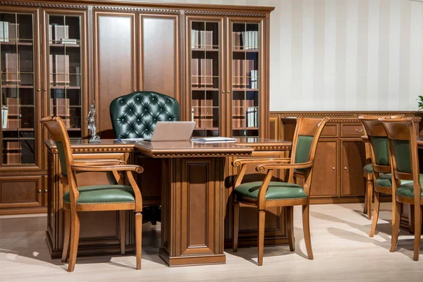 Intérieur de la salle de bureau avec chaises et ordinateur portable sur table en bois dans un design classique — Photo de stock