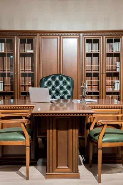 Интерьер офисной комнаты со стульями и столом в классическом дизайне — стоковое фото