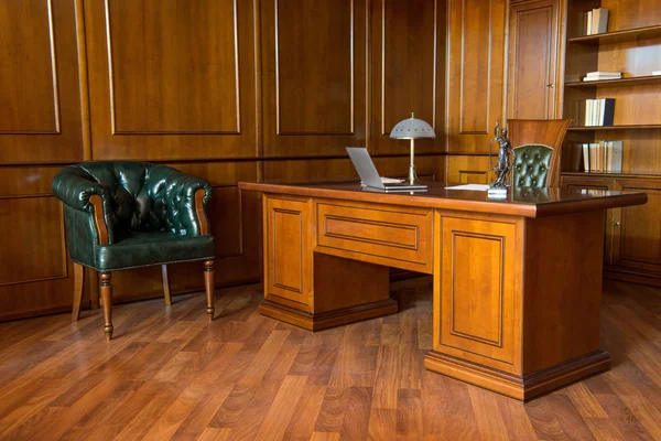 Интерьер офисной комнаты со стульями и деревянным столом в классическом дизайне — стоковое фото