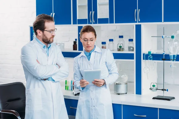 Portrait de chercheurs scientifiques en blouse de laboratoire avec tablette numérique en laboratoire — Photo de stock