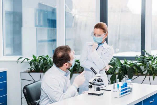 Wissenschaftler diskutieren am Arbeitsplatz im Labor — Stockfoto