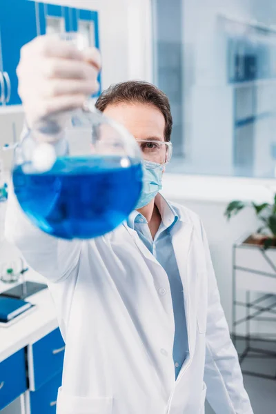 Foyer sélectif du scientifique avec fiole en main en laboratoire — Photo de stock