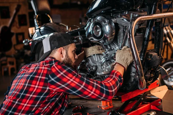 Primer plano de la estación de reparación de bicicletas trabajador de la fijación de motocicletas - foto de stock