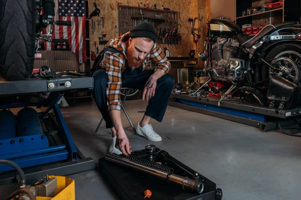 Bel lavoratore stazione di riparazione bici in garage — Foto stock