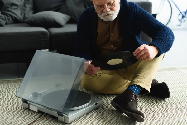 Holding vinyl — Stock Photo