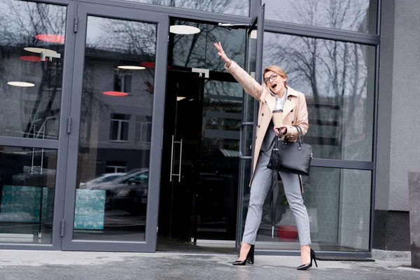 Businesswoman talking on smartphone near business center — Stock Photo