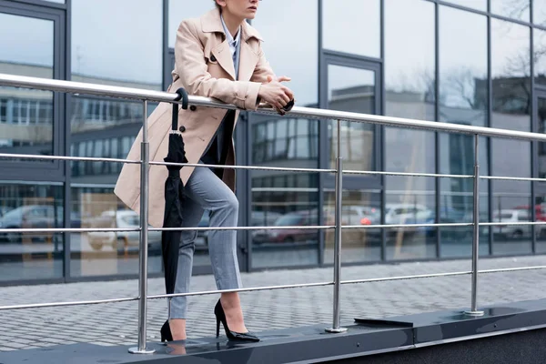 Plan recadré de femme d'affaires en manteau élégant debout sur la rue — Photo de stock
