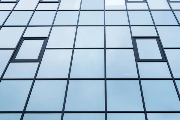 Vista de ángulo bajo de la textura de las ventanas del edificio - foto de stock