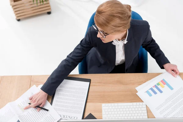 Вид зверху бізнес-леді робить документи на робочому місці в офісі — стокове фото