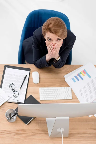 Vue aérienne de la femme d'affaires fatiguée sur le lieu de travail au bureau — Photo de stock