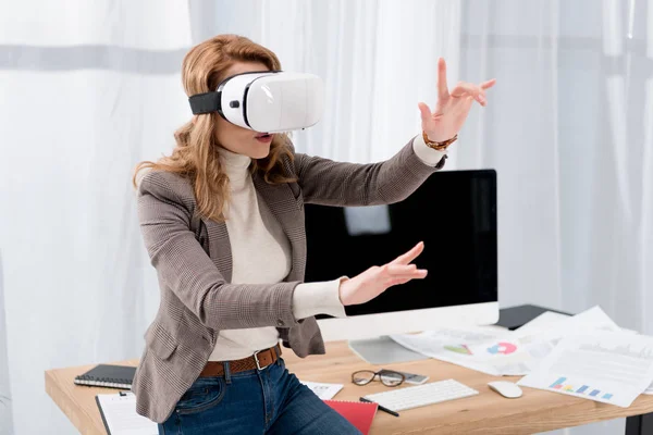 Femme d'affaires en réalité virtuelle casque sur le lieu de travail au bureau — Photo de stock