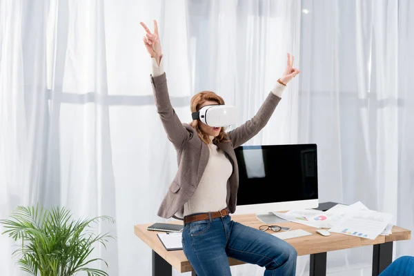 Donna d'affari in realtà virtuale auricolare sul posto di lavoro in ufficio — Foto stock