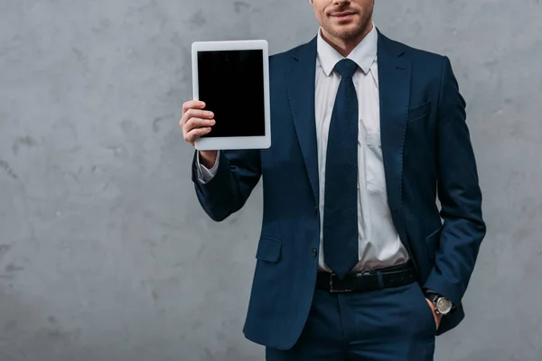 Ritagliato colpo di uomo d'affari mostrando tablet digitale alla fotocamera — Foto stock