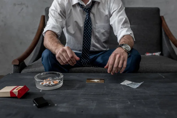 Tiro cortado de homem de negócios com dependência de drogas preparando-se para tomar cocaína — Fotografia de Stock