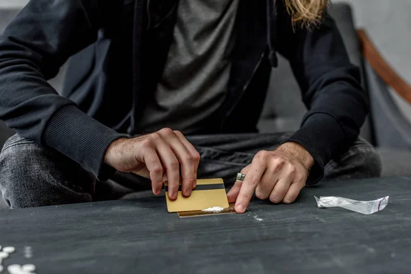 Inyección recortada de hombre adicto que se prepara para tomar cocaína - foto de stock