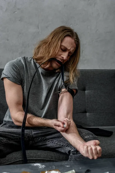 Junkie mit Heroinspritze — Stockfoto