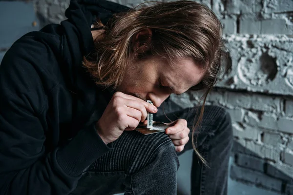 Close-up de viciado farejando cocaína do cartão de crédito — Fotografia de Stock