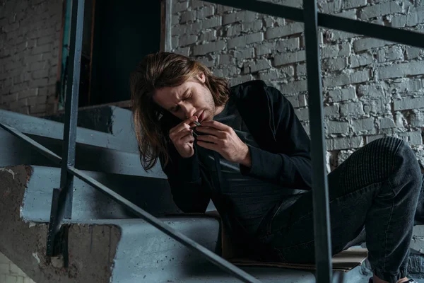 Addicted junkie sniffing cocaine from credit card — Stock Photo