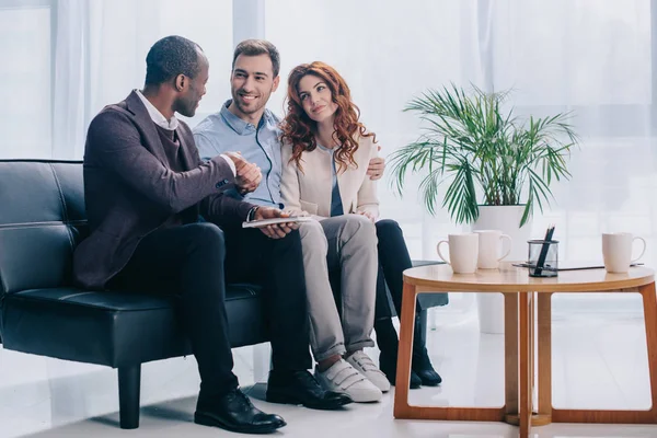 Psychotherapeut schüttelt lächelnden Mann mit junger Freundin die Hand — Stockfoto