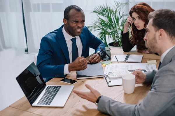 Empresario africano enojado en reunión con socios — Stock Photo