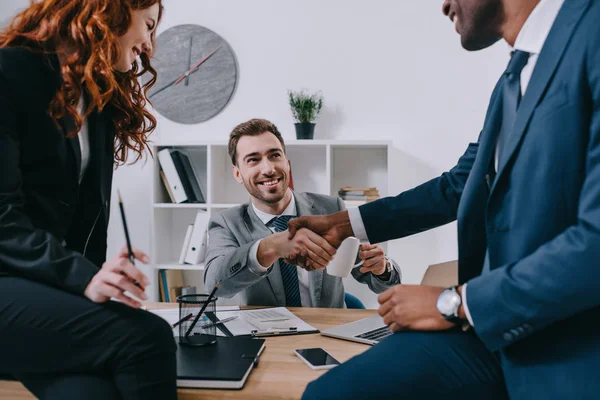 Três empresários que têm reunião no escritório moderno — Fotografia de Stock