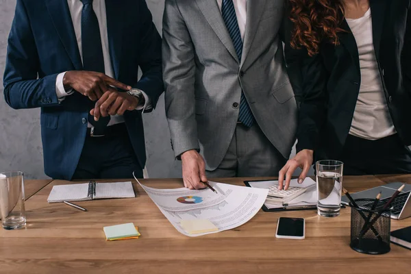 Abgeschnittenes Bild von drei Geschäftskollegen, die Papierkram erledigen — Stockfoto