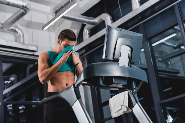 Sweaty sportsman training on treadmill in gym — Stock Photo